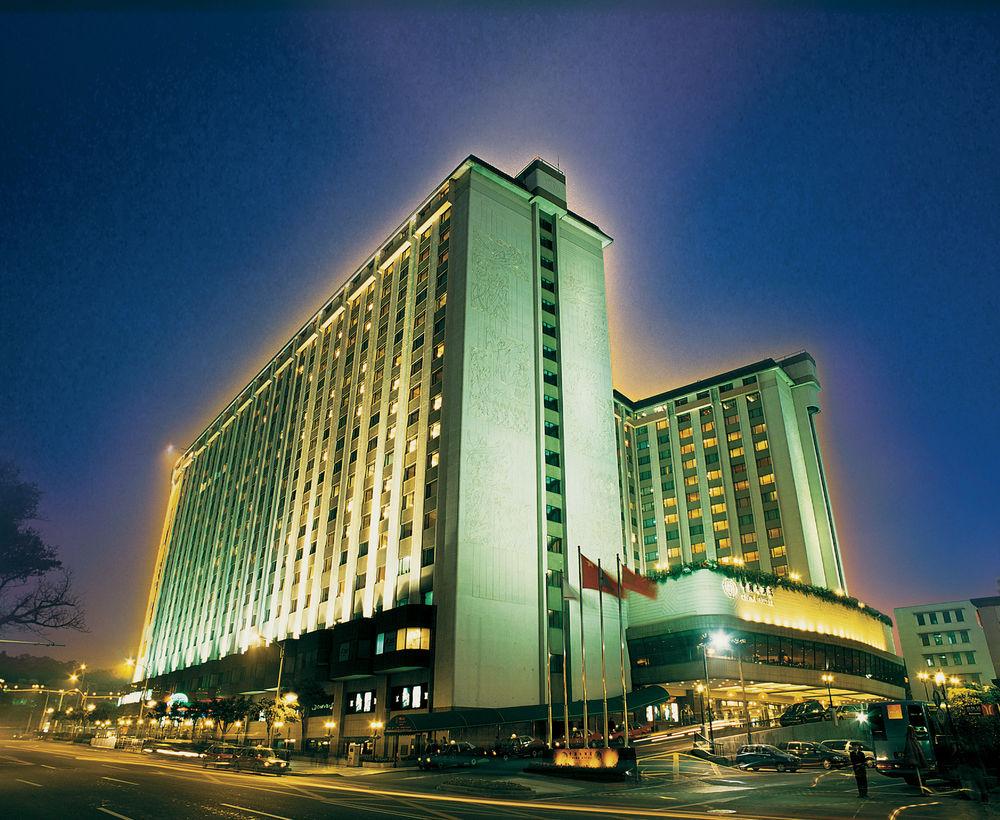 China Hotel Guangzhou - Subway Direct To Pazhou Exhibition Center, Free Shuttle During Canton Fair & Exhibitor Registration Counter Eksteriør billede The hotel at night