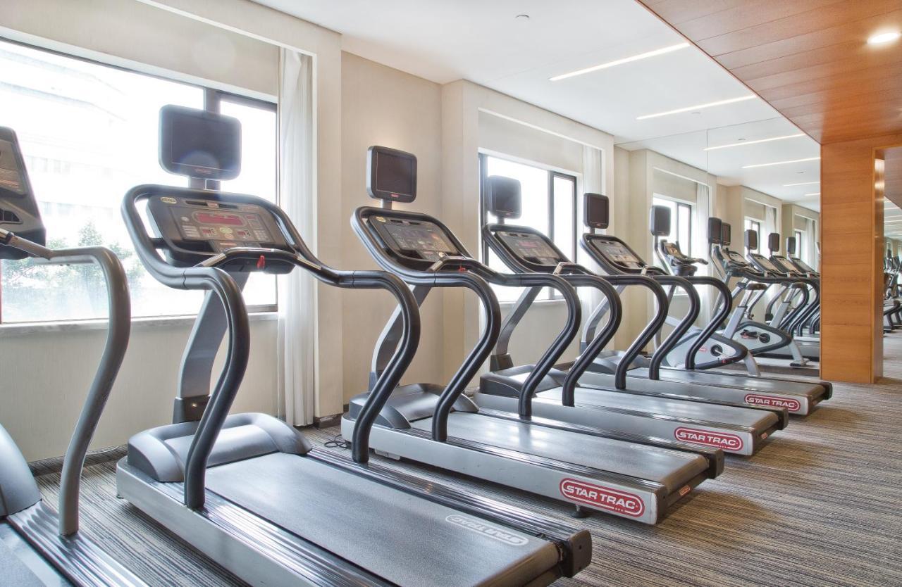 China Hotel Guangzhou - Subway Direct To Pazhou Exhibition Center, Free Shuttle During Canton Fair & Exhibitor Registration Counter Eksteriør billede Treadmills in a gym