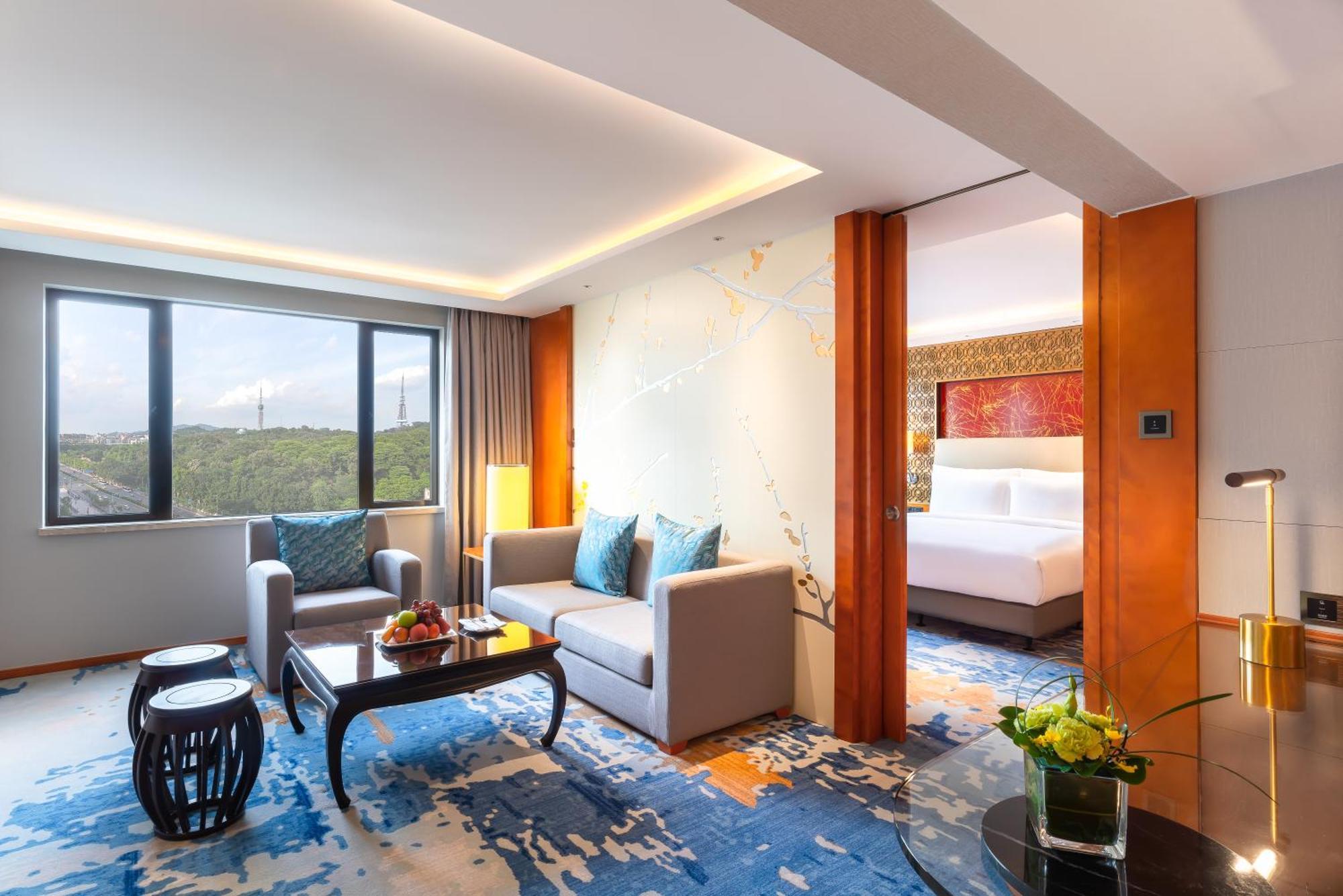China Hotel Guangzhou - Subway Direct To Pazhou Exhibition Center, Free Shuttle During Canton Fair & Exhibitor Registration Counter Eksteriør billede A suite at the hotel