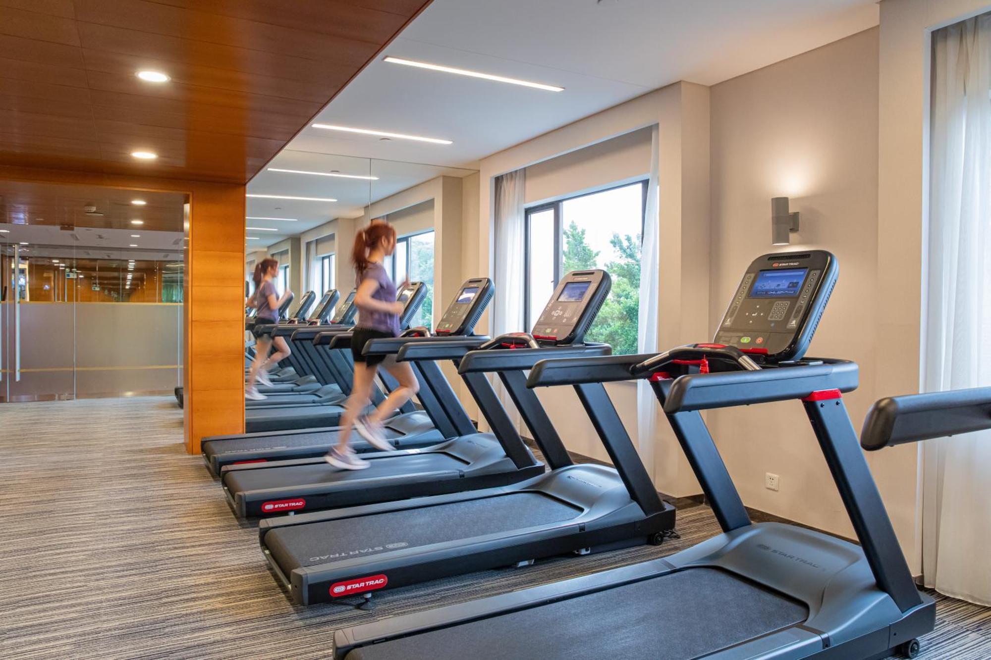 China Hotel Guangzhou - Subway Direct To Pazhou Exhibition Center, Free Shuttle During Canton Fair & Exhibitor Registration Counter Eksteriør billede A row of treadmills