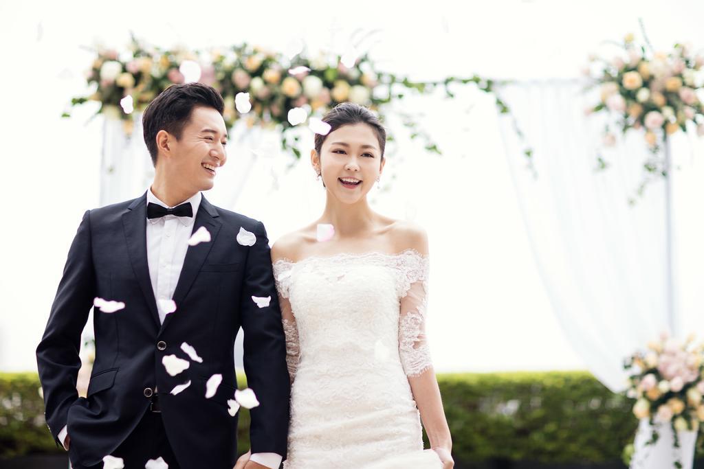 China Hotel Guangzhou - Subway Direct To Pazhou Exhibition Center, Free Shuttle During Canton Fair & Exhibitor Registration Counter Eksteriør billede A newly married couple