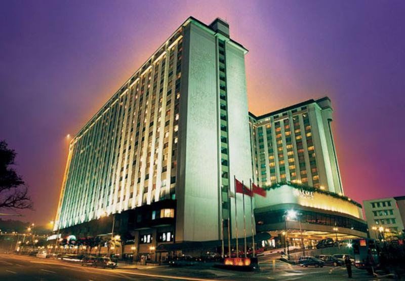 China Hotel Guangzhou - Subway Direct To Pazhou Exhibition Center, Free Shuttle During Canton Fair & Exhibitor Registration Counter Eksteriør billede The hotel at night